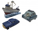DISNEY / PIXAR - Lote com 3 miniaturas de carrinhos retratados personagens do desenho CARROS da Disney/Pixar, em escalas diversas. Diversos modelos, feitos de ferro com partes plásticas. Possuem pequenos detalhes e marcas de uso.