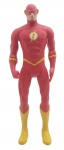 BANDEIRANTE - FLASH - Antigo boneco icônico da DC, o Flash, feito pela empresa brasileira Bandeirante. Feito de plástico/vinil, com medida de 57cm. Articulado nos braços, pernas e cabeça. Possui desgastes e manchas.