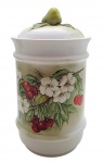 Potiche cilíndrico, com pega da tampa no formato de uma pera, adornado à mão com coloridos motivos florais, frutais e vegetalistas; em porcelana; assinado e datado pela artista no fundo. Medidas: 27 x 15 cm.