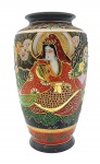 Vaso de temática oriental no estilo satsuma, no formato oval, adornado com personagens em trajes tradicionais orientais; em porcelana multicolorida com detalhes em dourado. Medidas: 22 x 13 cm. Com fio de cabelo na lateral.