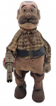 ALPS - MACACO BATENDO TAMBORES - Antigo brinquedo de lata, com funcionamento por pilhas, de origem japonesa, anos 50, medindo 24cm. Ele bate nos tambores e emite sons mexendo a cabeça. Revestido com roupinha de tecido e pele imitando pelo do animal. Observação: Não testado, marcas de uso, desgastes no tecido e na pele, avaria na mão direita, oxidação em diversos pontos da peça.