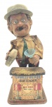 ROSKO - CHARLEY WEAVER BARTENDER - Antigo brinquedo de lata, representando um Bartender, chamado Charley Weaver. Produzido no Japão no ano de 1962. Boneco com rosto e mãos em um tipo de vinil. O brinquedo funciona por pilhas e é projetado para misturar bebidas do bar. Observação: Não testado, possui detalhes, desgastes e marcas pela peça e oxidação.