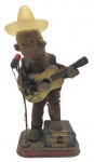 ALPS - ROCK'N ROLL MONKEY - Antigo brinquedo de lata retratando um macaco tocando violão e cantando. Produzido no Japão entre as décadas de 50 e 60. Boneco revestido de um tecido imitando pele do animal e roupa. Medida: 29cm. Não testado, possui desgastes, marcas e oxidações.