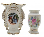 02 vasos de porcelana de diferentes formatos e padrões decorativos, sendo o maior no estilo rococó, ornamentado com motivos vegetalistas em dourado e colorida cena galante na galeria central; e o menor no formato oval adornado com coloridos motivos florais e filetes em dourado (marca de manufatura não identificada). Medidas: 17 x 16 cm; 14 x 8 cm. Douração do vaso maior desvanecida em alguns pontos.