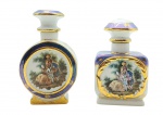 Conjunto com 02 antigos perfumeiros, com tampas circulares e decorados com colorida cena galante e motivos florais em sua galeria central; detalhes em azul e padrões fitomórficos em dourado complementam a decoração; de diferentes formatos, sendo um com corpo circular e o outro com o corpo retangular; em porcelana com acabamento perolizado. Tampas com rolha de cortiça. Medidas: 15 x 9 cm; 13 x 8 cm. Pintura azul do perfumeiro circular com ínfimos pontos de desgaste.
