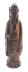 Escultura com a representação de um sábio chinês, em madeira nobre ricamente entalhada. Medidas: 36 x 13 cm.