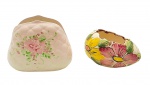 02 itens em cerâmica esmaltada, sendo um porta-guardanapos e um pequeno bowl de formato oval, ambos decorados com coloridos motivos florais. Medidas: 13 x 9 cm; 11 x 6 cm.