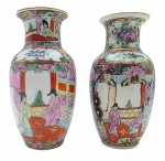 Par de vasos de temática oriental, no formato balaústre, adornados com motivos florais, vegetalistas, pássaros e personagens em trajes tradicionais chineses; em porcelana multicolorida com detalhes em dourado. Fabricados na China. Medidas: 16 x 8 cm.