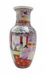 Vaso de temática oriental, no formato balaústre, adornado com motivos florais, vegetalistas, pássaros e personagens em trajes tradicionais chineses; em porcelana multicolorida com detalhes em dourado. Fabricado na China. Medidas: 25 x 12 cm.