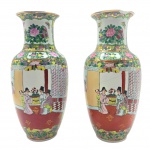 Par de vasos de temática oriental, no formato balaústre, adornados com motivos florais, vegetalistas, pássaros e personagens em trajes tradicionais chineses; em porcelana multicolorida com detalhes em dourado. Fabricados na China. Medidas: 32 x 15 cm. Um dos vasos com sinais de restauro no corpo e bicado na borda.