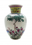 Vaso de temática oriental, borda no formato trompete adornada com volutas, padrões fitomórficos e florais; galeria central adornada com inscrições em chinês e figuras femininas com vestes tradicionais em um exuberante jardim; em porcelana multicolorida pintada à mão, fabricada na China. Medidas: 32 x 23 cm. Com fios de cabelo na base.