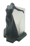 Luminária de mesa no estilo Art Déco, com a representação de uma figura feminina nua com os braços abertos; trabalhada em cerâmica pintada de verde, com dois difusores com cortes retos em vidro fosco. Medidas: 25 x 18 cm x 14 cm. Não testada.
