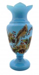OPALINA - Vaso com borda ampla e com cortes triangulares, e corpo ovóide em opalina azul clara, decorado à mão com coloridos motivos florais, vegetalistas e um passarinho; base pedestal. Medidas: 33 x 16 cm. Ínfimo bicado na borda.