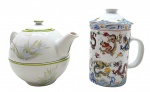 02 diferentes bules para chá de temática oriental, sendo: 01 bule de formato globular, decorado com bambuzal, e dividido em duas seções, uma superior para a bebida, e uma inferior para manter o chá aquecido com água quente; e 01 bule cilíndrico decorado com dragões, com cestinha interna removível. Em porcelana multicolorida. Medidas: 17 x 13 cm; 16 x 11 cm.