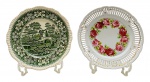 SCHWARZENHAMMER BAVARIA / COPELAND SPODES TOWER ENGLAND - 02 pratos decorativos, sendo um em porcelana branca alemã, com detalhes vazados na borda e adornado na galeria central com colorida guirlanda de rosas; e um em porcelana inglesa marfim, decorado com motivos florais, cenário campestre e construções tipicamente inglesas em tons de verde. Medidas: 27 cm (diâm.). Douração do prato alemão desvanecida em alguns pontos.