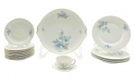 MZ CZECHOSLOVAKIA - Parte de serviço de chá e café, com 22 itens, sendo: 02 bules de diferentes tamanhos, 01 leiteira, 01 prato para bolo, 04 pratos de sobremesa, 03 xícaras de chá, 09 pires para xícaras de chá, 01 xícara de café e 01 pires para xícara de café. Decorados com filetes dourados e motivos florais e vegetalistas em tons de azul e verde. Em porcelana da antiga Tchecoslováquia. Medidas: 26 x 17 cm; 9 x 4 cm. Tampa de um dos bules com ínfimo fio de cabelo na borda. Filetes dourados infimamente desvanecidos em algumas peças.