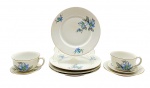MZ CZECHOSLOVAKIA - Parte de serviço de chá e café, com 09 itens, sendo: 04 pratos de sobremesa, 02 xícaras de chá, 01 pires para xícara de chá, e 02 pires para xícara de café. Decorados com filetes dourados e motivos florais e vegetalistas em tons de azul e verde. Em porcelana da antiga Tchecoslováquia. Medidas: 20 cm (diâm.); 11 cm (diâm.). Pratos de sobremesa com ínfimos bicados na base e na borda; xícaras de chá com ínfimos bicados e fios de cabelo; pires para xícara de chá com bicado na base; pires para xícara de café com fio de cabelo e bicado. Filetes dourados infimamente desvanecidos em algumas peças.