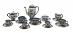 N.K.T, IMPERIAL IRONSTONE WARE, MADE IN JAPAN - Parte de antigo serviço de chá e café, com 18 itens sendo: 01 bule, 01 leiteira, 01 açucareiro, 01 manteigueira, 03 xícaras de café, 04 pires para xícaras de café, 03 xícaras de chá e 04 pires para xícaras de chá. Itens decorados com temática oriental em azul cobalto com detalhes em dourado, contendo elementos geométricos, cenário nas galerias centrais com pagodes, pássaros e paisagem lacustre. Em porcelana japonesa. Medidas: 19 x 20 cm; 7 x 5 cm. Com craquelados superficiais; alguns itens com manchas devido à passagem do tempo.