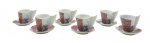 ORCHID - Conjunto composto por 06 xícaras de café com seus respectivos pires, estampados com imagens de grãos de café, xícaras de café e inscrições nas xícaras com a palavra cappuccino. Em porcelana policromada. Medidas: 12 x 7 cm. Duas xícaras com ínfimos bicados na base da asa.