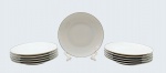 ROSENTHAL SELB GERMANY - Parte de serviço de jantar composto por 12 pratos para entradas, decorados com filetes em azul claro perolizado e vitrificado. Em porcelana alemã. Medidas: 16 cm (diâm.).