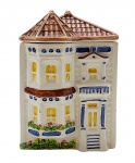 Potiche com a representação de uma residência de dois andares, sendo o telhado como tampa. Em cerâmica esmaltada multicolorida. Medidas: 18 x 11 x 10 cm. Telhado com um ínfimo bicado no topo.