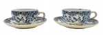 H MADE IN JAPAN - Par de xícaras de café com seus respectivos pires, em porcelana japonesa casca de ovo, adornadas com padrões florais e vegetalistas em azul cobalto. Medidas: 10 x 4 cm.