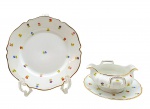 VISTA ALEGRE PORTUGAL - Parte de serviço de jantar com 01 molheira e seu presentoir, e 01 prato raso; adornados com filetes dourados e coloridos ramos de flores em toda a superfície. Em porcelana da tradicional manufatura portuguesa Vista Alegre, fundada em 1824. Medidas: 19 x 9 cm; 23 cm (diâm.).