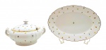 VISTA ALEGRE PORTUGAL - Parte de serviço de jantar composto por 01 sopeira redonda e 01 travessa oval, adornadas com filetes dourados e coloridos ramos de flores em toda a superfície. Em porcelana da tradicional manufatura portuguesa Vista Alegre, fundada em 1824. Medidas: 32 x 22 cm; 40 x 28 cm.