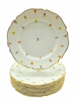 VISTA ALEGRE PORTUGAL - Parte de serviço de jantar composto por 07 pratos fundos, adornados com filetes dourados e coloridos ramos de flores em toda a superfície. Em porcelana da tradicional manufatura portuguesa Vista Alegre, fundada em 1824. Medidas: 23 cm (diâm.).