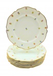 VISTA ALEGRE PORTUGAL - Parte de serviço de jantar composto por 06 pratos rasos, adornados com filetes dourados e coloridos ramos de flores em toda a superfície. Em porcelana da tradicional manufatura portuguesa Vista Alegre, fundada em 1824. Medidas: 23 cm (diâm.).