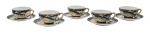 H MADE IN JAPAN - Conjunto no estilo satsuma, em colorida porcelana casca de ovo, composto por 05 xícaras de café com gueixa no fundo, e seus respectivos pires; adornados com um dragão em voo e com filetes e detalhes em dourado. Fabricados no Japão. Medidas: 10 x 5 cm.