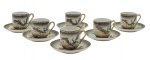 MADE IN JAPAN - Conjunto no estilo satsuma, em colorida porcelana casca de ovo, composto por 06 xícaras de café com gueixa no fundo, e seus respectivos pires; adornados com um dragão em voo e com filetes e detalhes em dourado. Fabricados no Japão. Medidas: 10 x 6 cm.