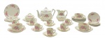 THOMAS HUGHES & SON LTD, UNICORN, STAFFORDSHIRE ENGLAND - Parte de antigo serviço de chá e café, com 34 itens, sendo: 01 bule, 01 leiteira, 01 manteigueira, 03 pratos de sobremesa, 03 xícaras de chá, 07 pires para xícaras de chá, 07 xícaras de café e 11 pires para xícaras de café. Decorados com coloridos padrões florais e detalhes em dourado. Em porcelana inglesa, da tradicional manufatura Thomas Hughes & Son Ltd., fundada em 1957. Medidas:  22 x 17 cm; 7 x 5 cm.