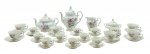 PORCELANA SCHMIDT - Parte de serviço de chá e café, com 38 itens, sendo: 02 bules de diferentes tamanhos, 01 leiteira, 01 açucareiro, 06 xícaras de chá, 06 pires para xícaras de chá, 10 xícaras de café e 12 pires para xícaras de café. Decorados com coloridos padrões florais e filetes em dourado. Em porcelana da manufatura brasileira Schmidt. Medidas: 24 x 23 cm; 9 x 5 cm.