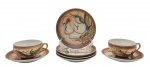 MADE IN JAPAN - 02 xícaras de chá e 06 pires para xícaras de chá, no estilo satsuma, em colorida porcelana casca de ovo; xícaras com gueixa no fundo; adornados com um dragão em voo e douração nas alças das xícaras. Fabricados no Japão. Medidas: 13 x 5 cm.