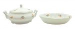 BARÃO DO RIO BRANCO - Parte de serviço de jantar composto por 01 bowl oval e 01 terrina circular decorados com coloridos buquês de flores e filetes dourados. Medidas: 26 x 19 cm; 27 x 17 cm.