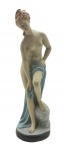 AGOSTINHO RIO - Escultura de estilo clássico representando "Vênus no Banho", em gesso policromado. Numerada. Medidas: 68 x 20 cm. Ínfimos bicados na base. Recomendamos o envio por transportadora dada a fragilidade da peça.