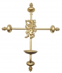 Arandela para vela de estilo gótico, com estrutura cruciforme e terminações torneadas; decorada no centro com a figura de um leão rampante heráldico em relevo; base inferior com prato canelado para apoio de vela cilíndrica curta; em metal fundido com acabamento em textura metálica dourada. Medidas: 63 x 54 x 22 cm. Terminação torneada superior com ínfimo amassado e desgaste na solda.
