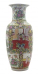 Vaso de temática oriental, no formato balaústre, adornado com motivos florais, vegetalistas, pássaros e personagens em trajes tradicionais chineses; em porcelana multicolorida com detalhes em dourado. Fabricado na China. Medidas: 63 x 26 cm. Ínfimo fio de cabelo na borda.