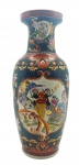 Vaso de temática oriental, no formato balaústre, adornado em suas galerias centrais com coloridos motivos florais e vegetalistas emoldurados por volutas; faixas de cor ocre e pontilhados sobre fundo preto complementam a decoração; em porcelana. Fabricado na China. Medidas: 63 x 25 cm.
