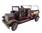 CAMINHÃO DE BOMBEIROS - Antigo caminhão de bombeiros de brinquedo, feito em lata com pneus de borracha. Funciona por pilhas, mede 27cm. Fabricado nos anos 60. Não possui marcação indicando origem. Não testado, com desgastes, marcas e oxidação. Ausência de algumas pequenas peças e eixo travados.