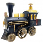 PORTA LICOREIRA - Antiga porta licoreira em metal em forma de locomotiva, com origem no Japão. Também sendo uma caixa de música, ao retirar a garrafa da base, ela começa a tocar. Fabricado nos anos 60. Medida: 30cm x 24cm. Peça com algumas avarias (partes quebradas) e desgastadas e com marcas.