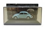 COLEÇÃO CARROS INESQUECÍVEIS DO BRASIL - VOLKSWAGEN FUSCA (1961) - Miniatura do icônico carro Volkswagen Fusca (1961), em escala 1:43. Lacrado. Feito de ferro com partes plásticas e pneus de borracha. Acomodado em uma base de plástico com proteção em acrílico.
