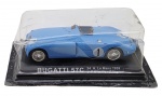 ALTAYA - BUGATTI 57C 24H. Le Mans 1939 - Miniatura em ferro com partes plásticas da Altaya, em escala 1:43 em base de plástico com nome e modelo do carro e nome dos pilotos que usaram na corrida de Le Mans. Lacrada. Embalagem com pequenos amassados.