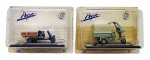 APE - HACHETTE - ITALIERI - Lote com 2 miniaturas em escala 1:32, com origem italiana. Modelos: A125 CASSONCINO APERTO 1ª SERIE - 1948 e B150 PIANALE CON COPERTURA - 1954. Feitos em ferro com partes plásticas acomodados em bases. Lacradas.