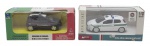 NEWRAY e MONDO MOTORS - Lote com 2 miniaturas em escala 1/43, feitas em ferro com partes plásticas. Representam carros de serviço da Fiat, sendo polícia municipal e polícia. Embalagens com amassados e pequenas avarias.