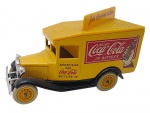 LLEDO DAYS GONE - Antiga miniatura de ferro com partes plásticas da Lledo, coleção Days Gone, feito na Inglaterra nos anos 80. Escala 1:50 / 1:64 (box scale). Retrata carro da Coca Cola. Pode conter ínfimas marcas.