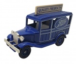 LLEDO DAYS GONE - Antiga miniatura de ferro com partes plásticas da Lledo, coleção Days Gone, feito na Inglaterra nos anos 80. Escala 1:50 / 1:64 (box scale). Retrata carro da Boots.  Pode conter ínfimas marcas.