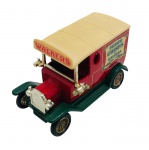 LLEDO DAYS GONE - Antiga miniatura de ferro com partes plásticas da Lledo, coleção Days Gone, feito na Inglaterra nos anos 80. Escala 1:50 / 1:64 (box scale). Retrata carro da Potato Crisps Walkers. Pode conter ínfimas marcas.