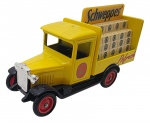 LLEDO DAYS GONE - Antiga miniatura de ferro com partes plásticas da Lledo, coleção Days Gone, feito na Inglaterra nos anos 80. Escala 1:50 / 1:64 (box scale). Retrata carro da Schwepps. Pode conter ínfimas marcas.